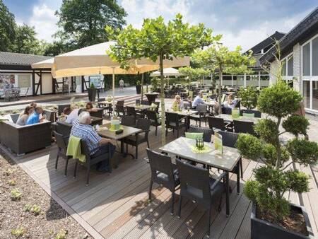 Genießen Sie die Sonne auf der Terrasse der Brasserie im Ferienpark Landal Sonnenberg