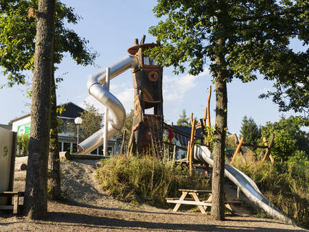 Großer Spielplatz mit Rutschen und Klettergeräten im Ferienpark Landal Sonnenberg