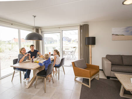 Wohnzimmer und Essbereich eines Ferienhauses im Ferienpark Landal Strand Resort Ouddorp Duin