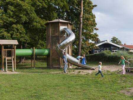 Kinder spielen auf einem Spielplatz im Ferienpark Landal Travemünde