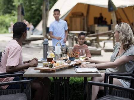 Genießen Sie einen Snack und ein Getränk auf der Terrasse des Ferienparks Landal Twenhaarsveld