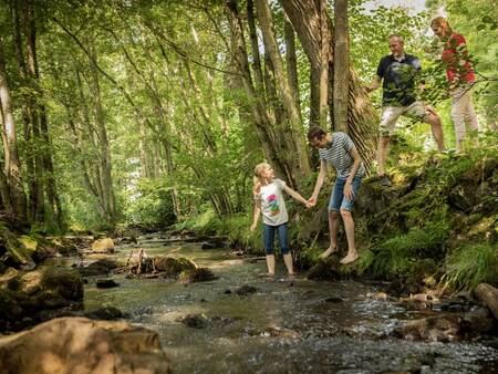 Familie an einem Fluss in den Ardennen - Landal Village les Gottales