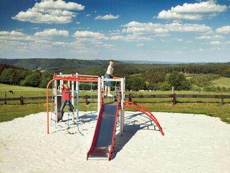 Kinder klettern auf dem Spielplatz des Ferienparks Landal Village les Gottales