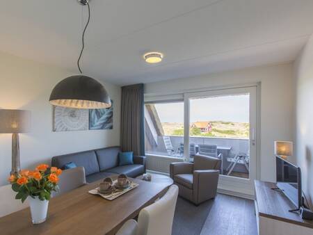 Essbereich, Wohnzimmer und Balkon einer Wohnung in Landal Vlieduyn