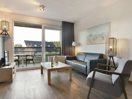 Gemütliche Sitzecke mit Balkon einer Wohnung in Landal West-Terschelling
