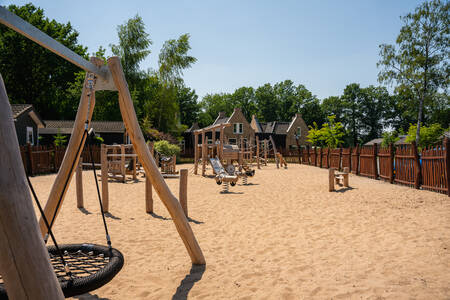 Spielplatz im Freien mit Holzspielgeräten im Ferienpark Landgoed De IJsvogel