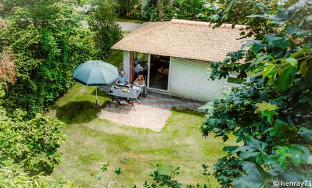 Im Garten eines Chalets im Ferienpark Landgoed Ruwinkel gelegen