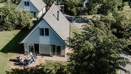 Familie im Garten eines freistehenden Ferienhauses auf dem Gut Ruwinkel