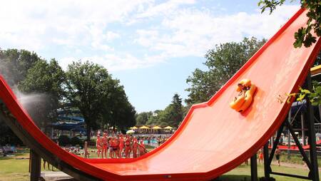 Rutschen Sie mit Schlauchbooten im Wasserspielpark "Splesj" im Ferienpark Molecaten Bosbad Hoeven