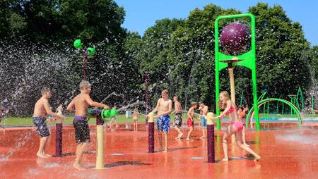 Kinder im Spraypark im Wasserspielpark "Splesj" im Ferienpark Molecaten Bosbad Hoeven