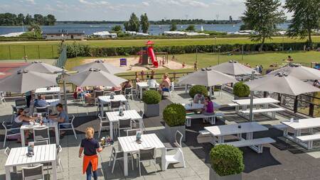 Restaurant "Zuid Zoet Zout" mit Terrasse am Veluwemeer im Ferienpark Molecaten Park Flevostrand