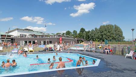 Menschen schwimmen im Außenpool des Ferienparks Molecaten Park Flevostrand