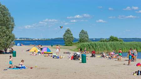 Menschen am Strand des Veluwemeeres im Ferienpark Molecaten Park Flevostrand