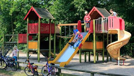 Kinder spielen auf einem Spielplatz im Ferienpark Molecaten het Landschap