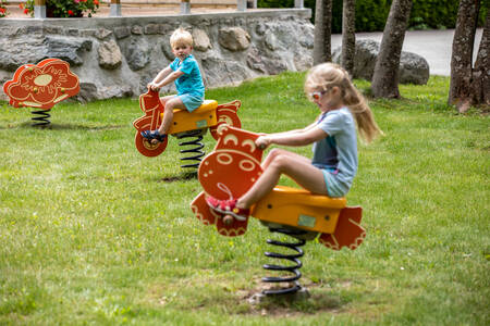 Kinder spielen auf dem Spielplatz im Ferienpark RCN Belledonne
