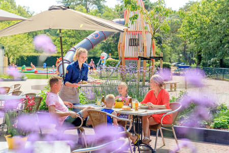 Terrasse des Restaurants neben dem Spielplatz im Ferienpark RCN De Noordster