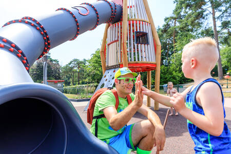 Kind auf dem Spielplatz im Ferienpark RCN De Noordster