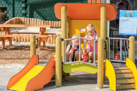 Kinder auf Spielgeräten auf einem Spielplatz im Ferienpark RCN De Noordster