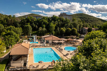 Luftaufnahme des Swimmingpools des Ferienparks RCN La Bastide en Ardèche