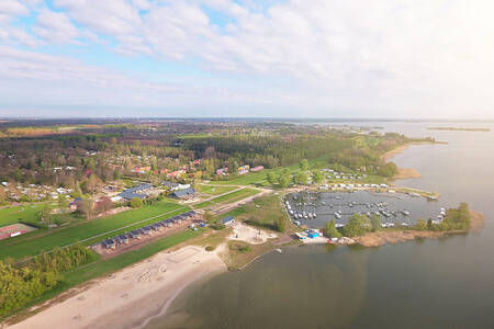 Luftaufnahme des Ferienparks RCN Zeewolde und des Jachthafens am Veluwemeer
