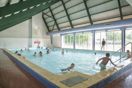 Menschen schwimmen im Hallenbad des Ferienparks RCN Zeewolde