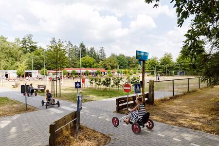 Kinder auf Go-Karts am Kreisverkehr im Ferienpark RCN de Jagerstee