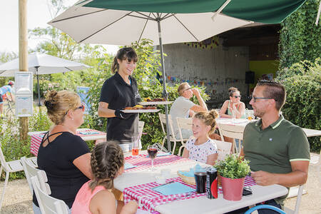 Familie auf der Terrasse des Restaurants im Ferienpark RCN la Ferme du Latois