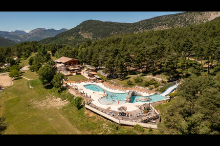 Luftaufnahme des Swimmingpools des Ferienparks RCN les Collines de Castellane