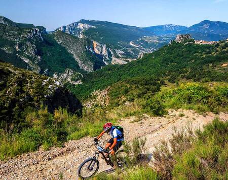 Man Mountainbiken in der Nähe des Ferienparks RCN Les Collines de Castellane