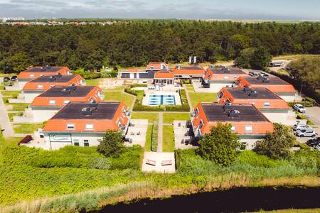 Luftaufnahme von Apartmentkomplexen auf Roompot Bosch en Zee Apartmentkomplex auf Texel
