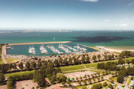 Luftaufnahme des Jachthafens, des Ferienparks Roompot Beach Resort und der Oosterschelde