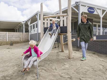 Spielplatz an der Rezeption der Roompot Beach Villas Hoek van Holland