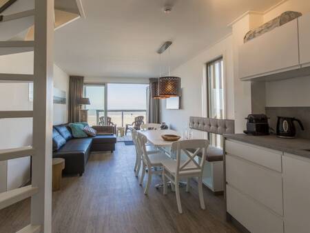 Wohnzimmer und Küche eines Strandhauses in den Roompot Beach Villas Hoek van Holland