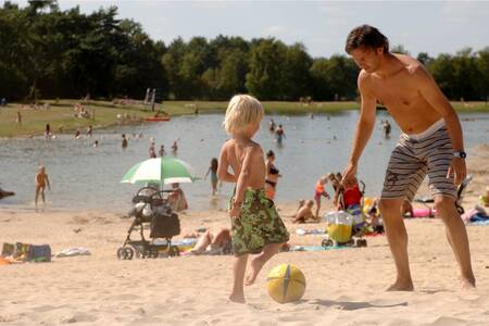 Menschen am Strand des Sees im Ferienpark Roompot Bospark 't Wolfsven