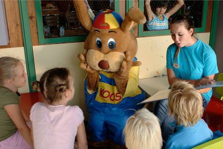 Kinder lesen eine Geschichte mit dem Hasen Koos im Ferienpark Roompot Bospark 't Wolfsven