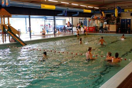 Menschen schwimmen im Hallenbad des Ferienparks Roompot Bospark 't Wolfsven