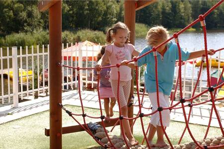 Kinder auf einem Spielplatz im Ferienpark Roompot Bospark 't Wolfsven