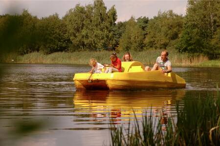 Familie auf einem Tretboot im Ferienpark Roompot Bospark 't Wolfsven