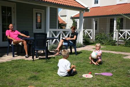 Kinder spielen im Garten eines Ferienhauses im Roompot Duynparc De Heeren van 's-Gravensande