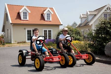 2 Kinder auf Go-Karts im Ferienpark Roompot Duynparc De Heeren van 's-Gravensande