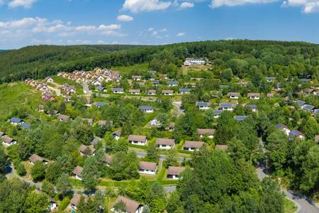 Luftaufnahme von Ferienhäusern im Ferienpark Roompot Eifelpark Kronenburger See und Wald