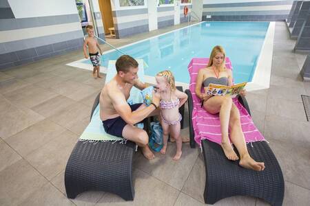 Eine Familie im Hallenbad des Ferienparks Roompot Eifelpark Kronenburger See