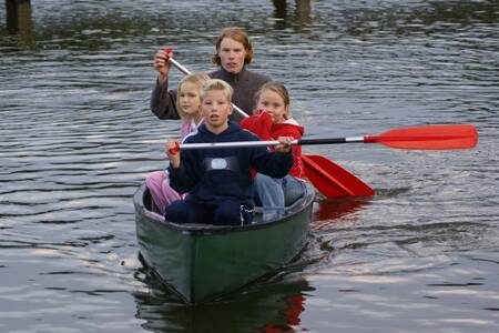 Menschen in einem Kanu auf dem Wasser im Roompot Ferienpark Emslandermeer