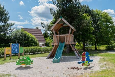 Ein Spielplatz mit Spielgeräten und Rutsche im Roompot Ferienpark Emslandermeer