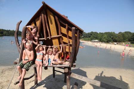 Kinder auf einem Spielplatz am Strand im Roompot Ferienpark Hunzedal