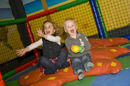 Kinder spielen auf dem Indoor-Spielplatz im Ferienpark Roompot Hof Domburg