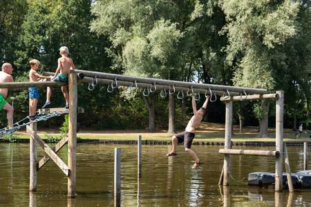 Kinder auf hölzernen Wasserspielgeräten im Ferienpark Roompot Hunzepark