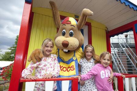 Kinder zusammen mit Hase Koos im Ferienpark Roompot Klein Vink