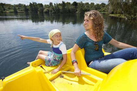 Mutter mit Tochter auf einem Tretboot im Ferienpark Roompot Klein Vink