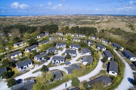 Luftaufnahme der Chalets im Ferienpark Roompot Kustpark Egmond aan Zee